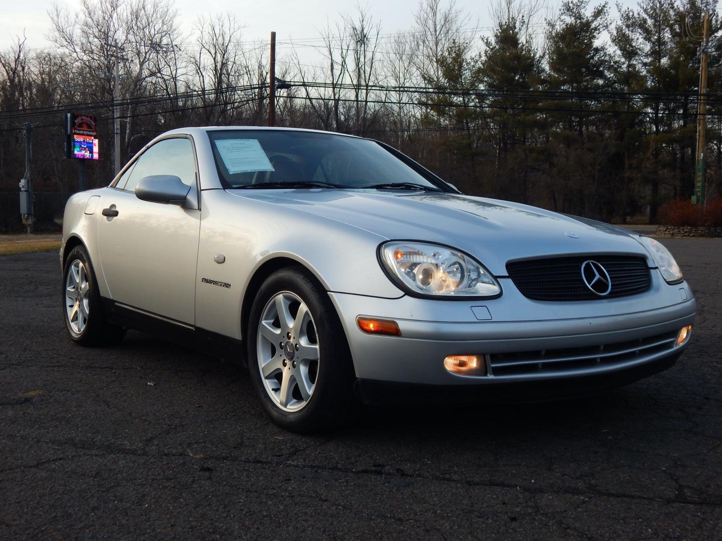 2000 Silver /Black Leather Mercedes-Benz SLK SLK230 (WDBKK47F2YF) with an 2.3L 4 cylinder supercharged engine, Automatic transmission, located at 6528 Lower York Road, New Hope, PA, 18938, (215) 862-9555, 40.358707, -74.977882 - Here we have a Mercedes SLK320 with a 2.3L 4 cylinder supercharged engine putting power to the rear wheels via an automatic transmission. Options include: black leather seats, power windows/locks/mirrors, Alpine head unit, heat/AC, tilt steering wheel, convertible hard top, cruise control, 16inch al - Photo#6